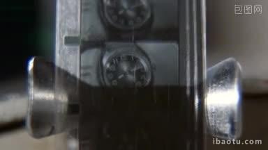 老式电影卷轴移动在电影放映机手与手表
